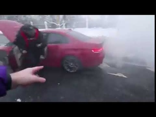 БМВ из выхлопной полилось масло