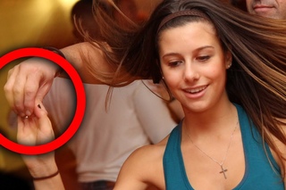 How to hold hands when you spin your partner - Salsa Tricks - Baila Productions