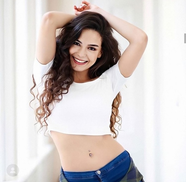 Эбру шахин (ebru şahin). Эбру шахин родители. Эбру шахин в купальнике. Эбру шахин маленькая. Эбру шахин помолвка.