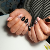 Маникюр бтс черный. Маникюр на черном фоне. Темный маникюр. Красивые черные ногти. Черный маникюр на короткие ногти.