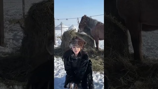 Это Ярууна она китайская топ-модель по наци Баргутка, приехала на малую родину в Хулун-Буир на Цага
