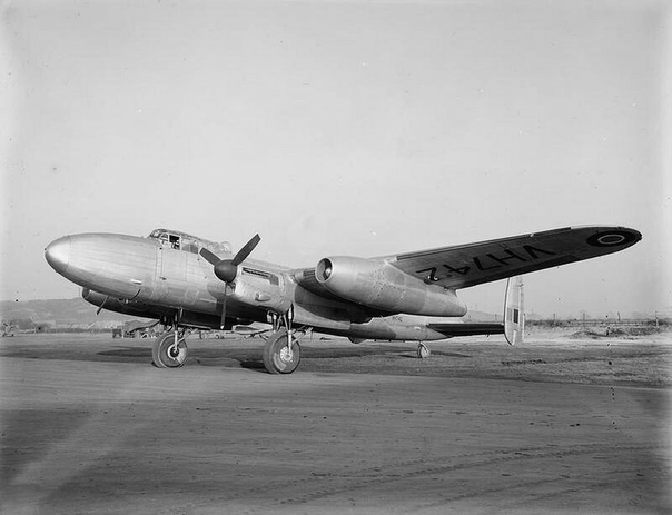 Пассажирский самолёт Avro Lancastrian С1 Данный самолёт был оснащён в 1946-м году турбореактивными двигателями Rolls-Royce RB.41 Nene. 23-го ноября 1946-го года самолёт совершил рейс из Лондона