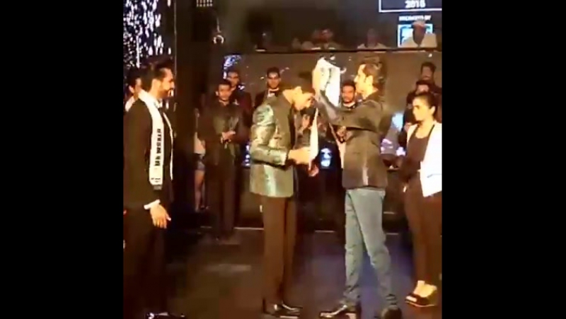 The moment we have all been waiting for Hrithik Roshan presents the sash to Mr India