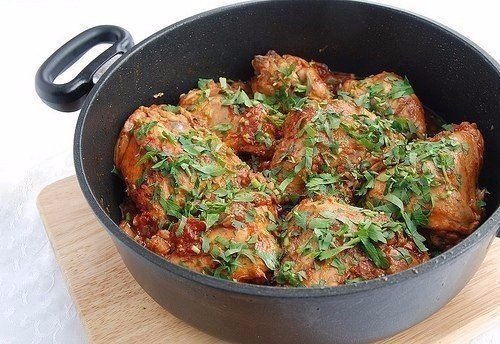 Чахохбили. Одно из вкуснейших блюд грузинской кухни.Фазан, по-грузински «хохоби», ранее широко распространёная в Грузии птица. Так хохоби и дал название любимому многими блюду Чахохбили. По