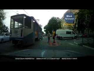 Трамвай чуть не наехал на пешеходов