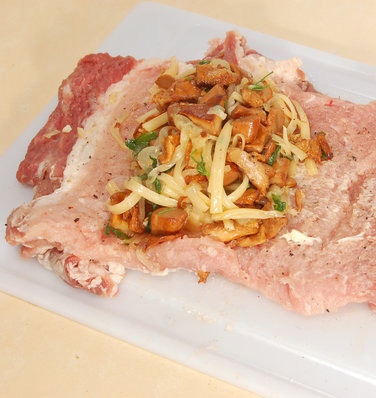 Мясной рулет с грибной начинкой, изображение №5