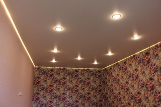 Потолок в спальне с точечными светильниками. Натяжные потолки одноуровневые. Одноуровневый потолок с подсветкой. Натяжные потолки в студии. Натяжные потолки одноуровневые с подсветкой.