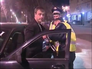 ОР  !! парень  разговаривает с пачкой сигарет.mp4
