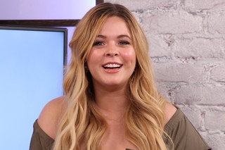 Sasha Pieterse Talks Emison Sex Scene & Takes PLL Death Quiz