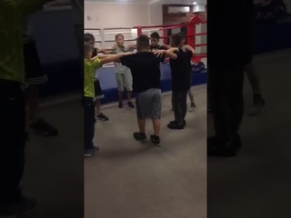 Упражнение на ноги в игровой форме для детей. Выпрыгивание колени к груди уперши...
